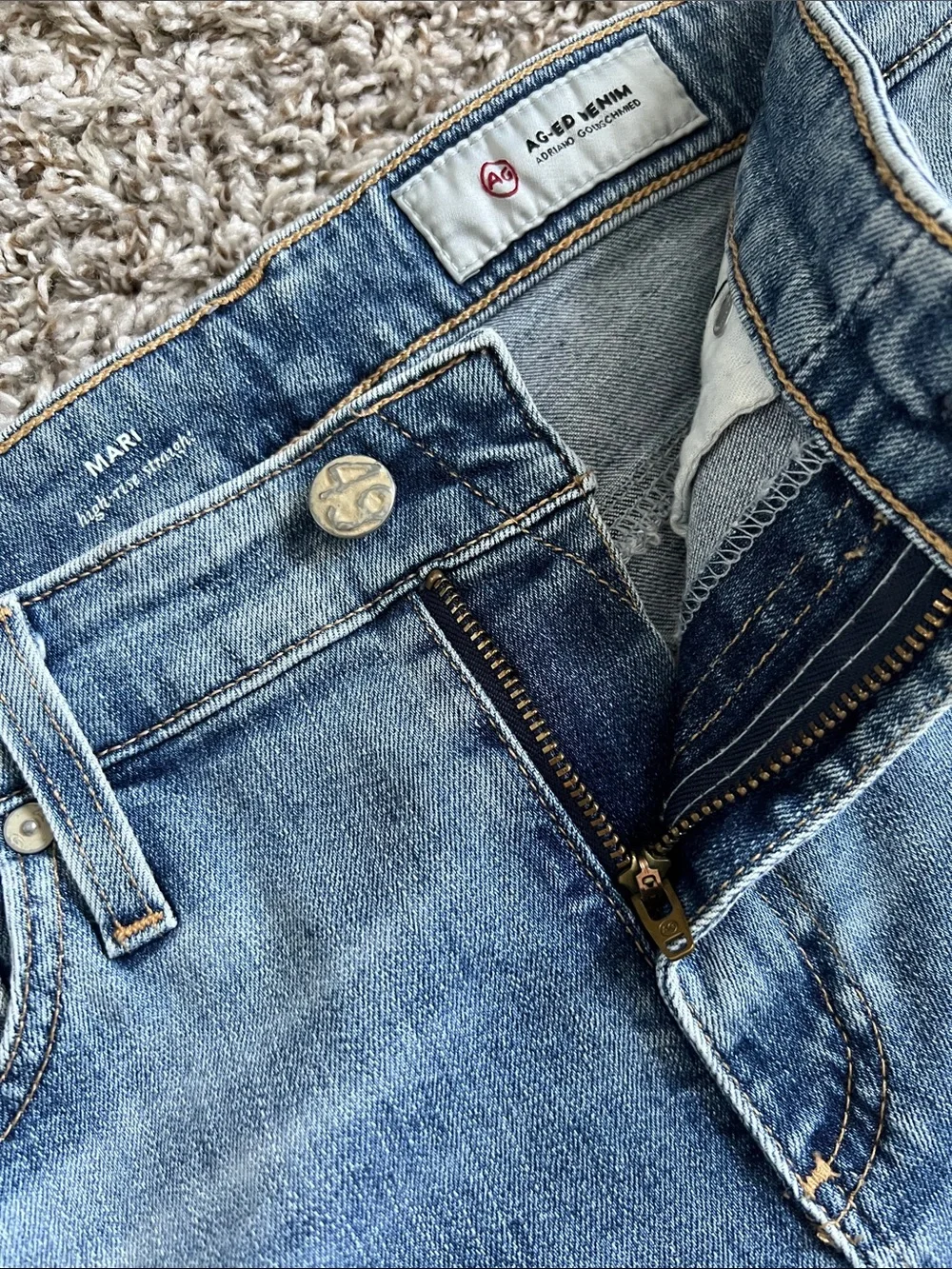 Like New! AG Mari High Rise Straight Leg Jeans in Size 26R